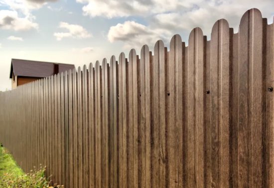 Монтаж фигурного профнастила С10A для ограждения коммерческой территории